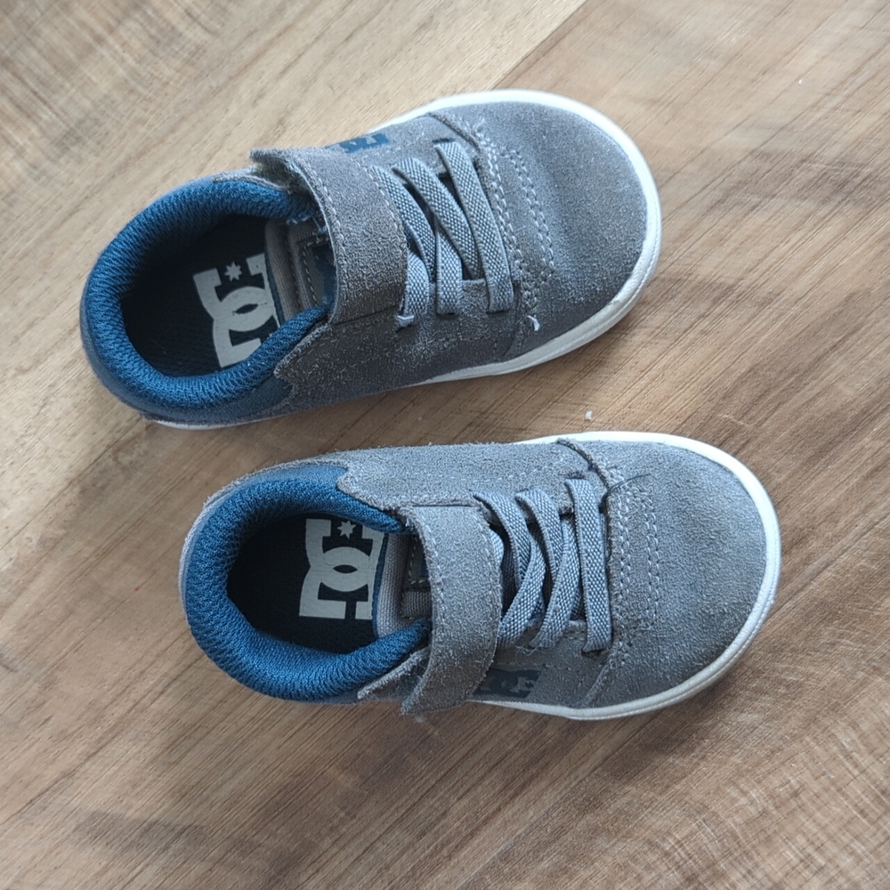DC toddler skate shoes size 5